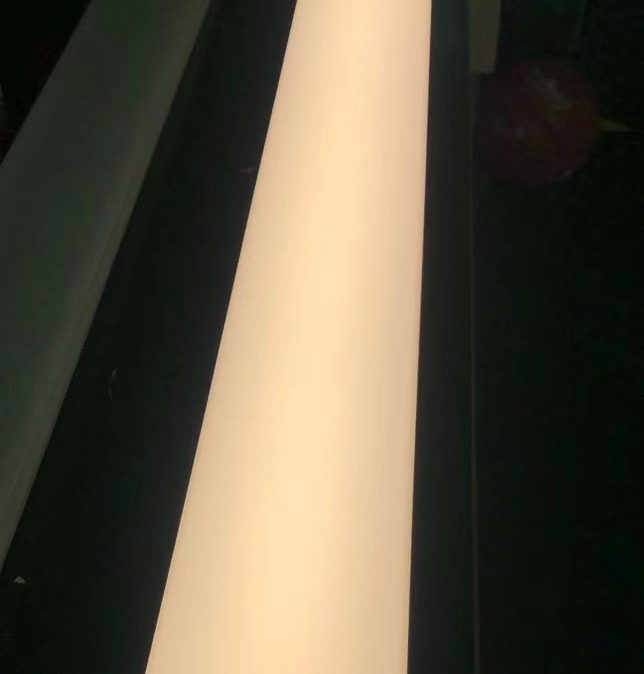  Uniform linear light diffuser